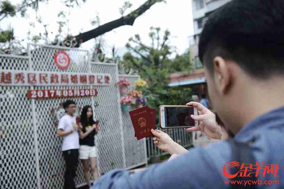 520结婚忙:今天上午广州有783对新人领证 520结婚忙:今天上午广州有783对新人领证